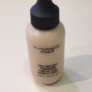 Mac studio face and body foundation C1 B46